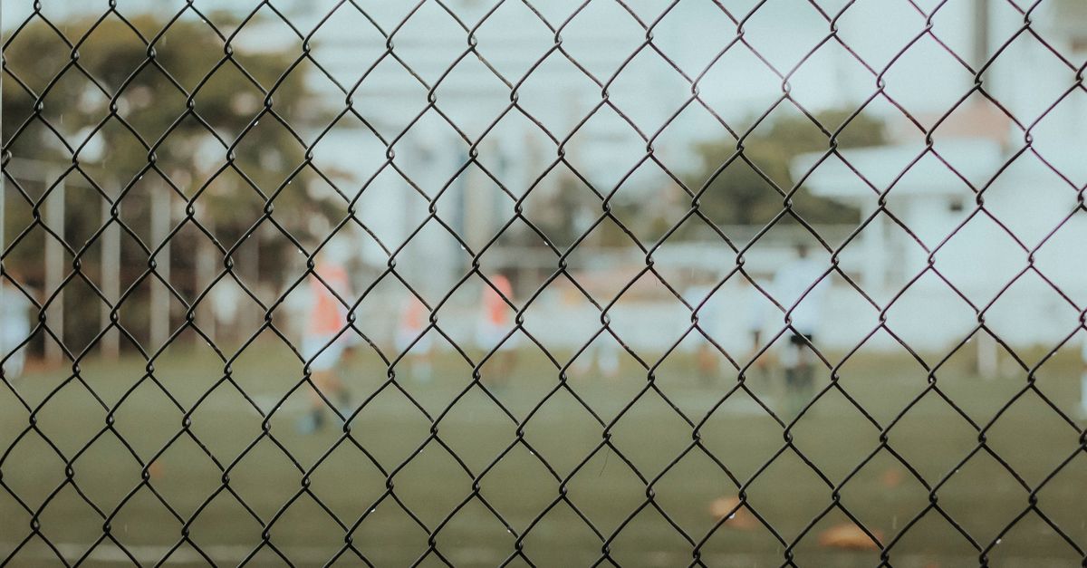 How to Choose the Right Maintenance Supplies for Wood Fencing