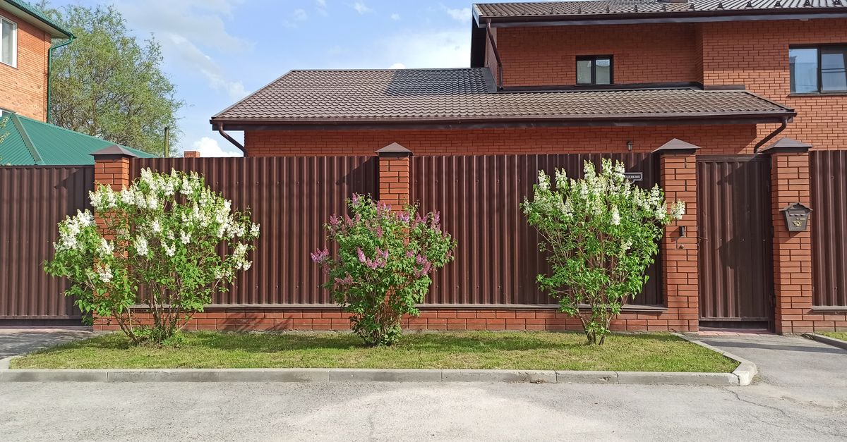 Integrating Utilities and Property Lines in Fence Installation