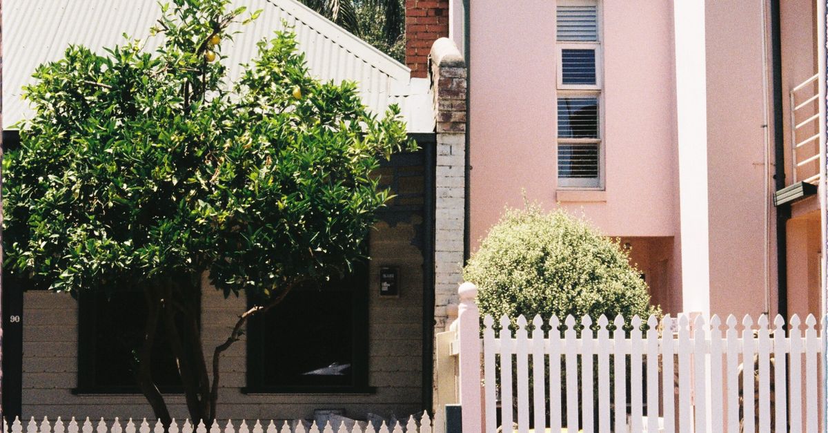 Professional vs DIY Repairing of Commercial Fencing